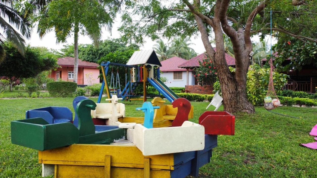 Charlestina Beach Resort Ampeni Exterior photo